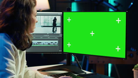 editor de fotos seleccionando las mejores fotografías en una computadora de escritorio de pantalla aislada