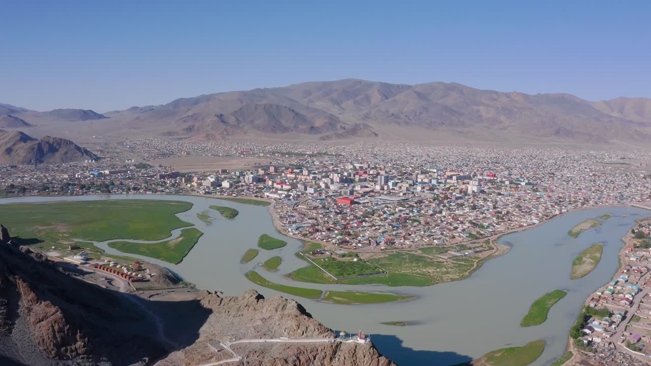vista aérea panorámica de la capital de ulgii, la ciudad de bayan-ulgii aimag en mongolia