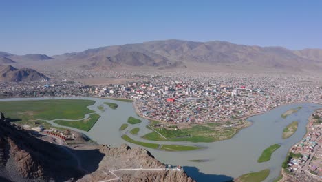 vista aérea panorámica de la capital de ulgii, la ciudad de bayan-ulgii aimag en mongolia