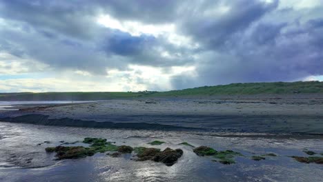 Irlanda-Lugares-épicos-Timelapse-Acercándose-A-La-Tormenta-Luz-Extraña-Y-Atmósfera-Eléctrica-Costa-De-Bunmahon-Waterford-En-Una-Tarde-De-Verano