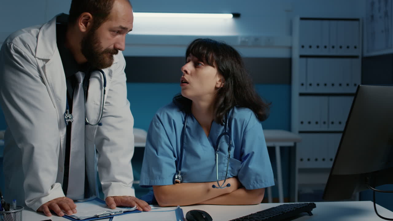 Personale medico che discute l’assistenza ai pazienti nell’ufficio dell’ospedale
