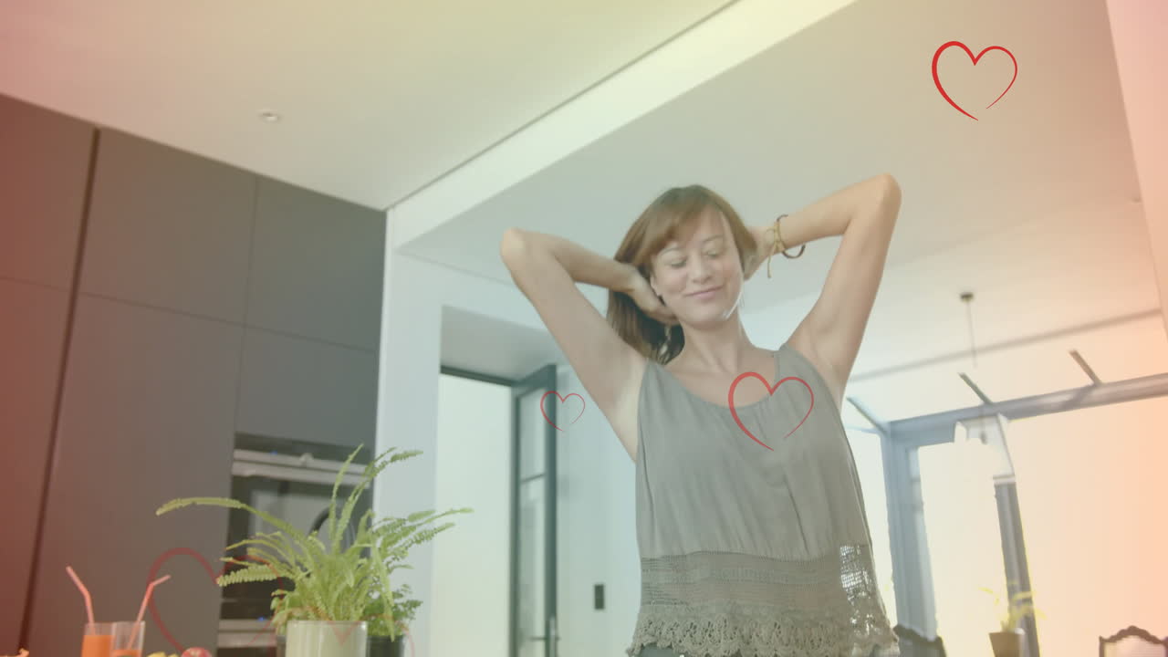 estirando y sonriendo mujer con corazones animación sobre el fondo de la cocina moderna