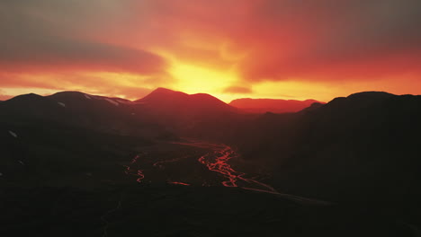 慢慢地飛過山脈在landmannalaugar高原冰島