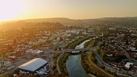 Santa-Cruz-California-Aerial-V13-Flyover-über-Dem-San-Lorenzo-River-Mit-Sonnenuntergang,-Der-über-Die-Stadt-Scheint,-Schwenk-Rechts-Auf-Die-Soquel-Avenue-Bridge,-Die-Die-Bezaubernde-Nachbarschaft-Einfängt-–-Aufgenommen-Mit-Mavic-3-Cine-–-Mai-2022