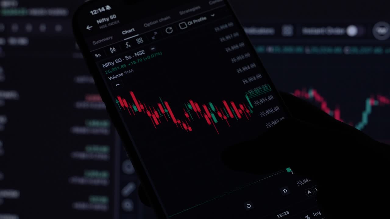 Broker di borsa che analizza azioni in tempo reale e grafici del mercato azionario su smartphone utilizzando un'app di trading online. Agente di investimento che lavora in ufficio. Primo piano.
