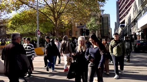 personas cruzando la calle en melbourne, australia