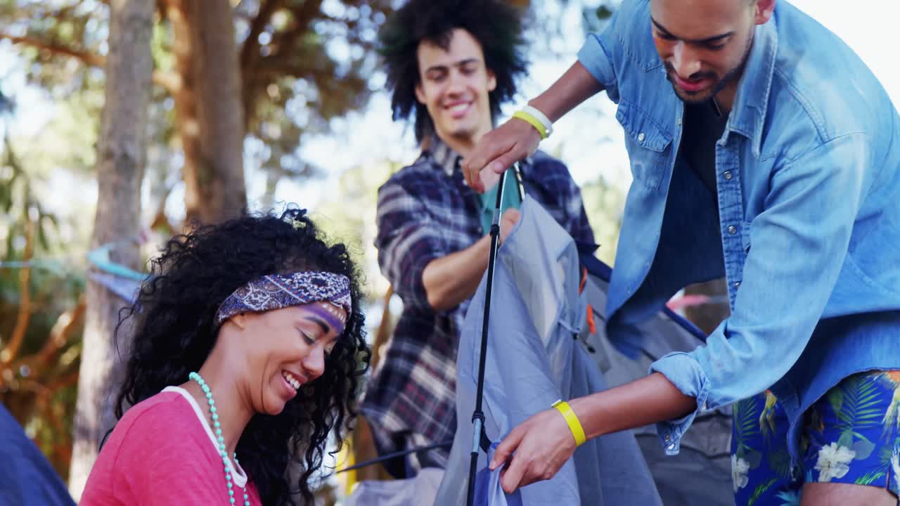 친구 들 의 그룹 이 텐트 4k 를 준비 하고 있다