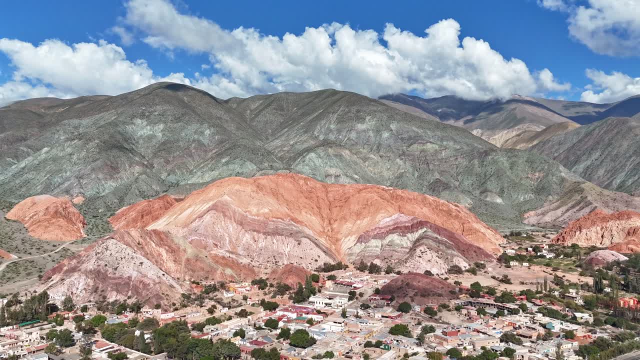 hyperlapse de los siete colores, sitio del patrimonio mundial de la unesco, en purmamarca, jujuy, argentina