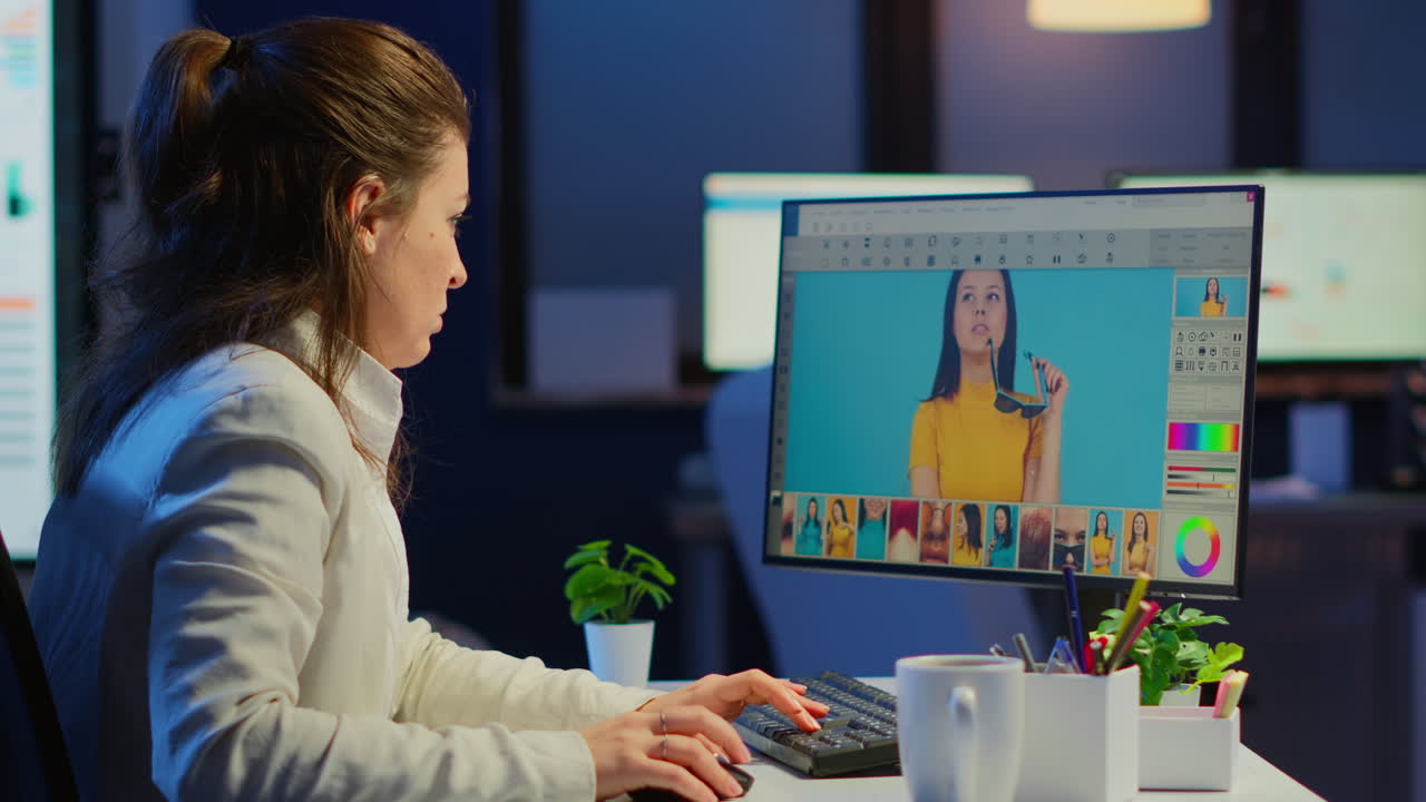 retocador de fotos profesional trabajando en un proyecto en una oficina de negocios por la noche
