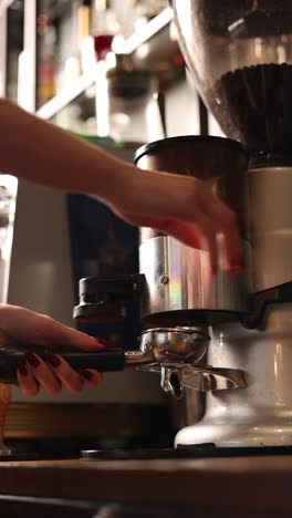 barista preparando el café