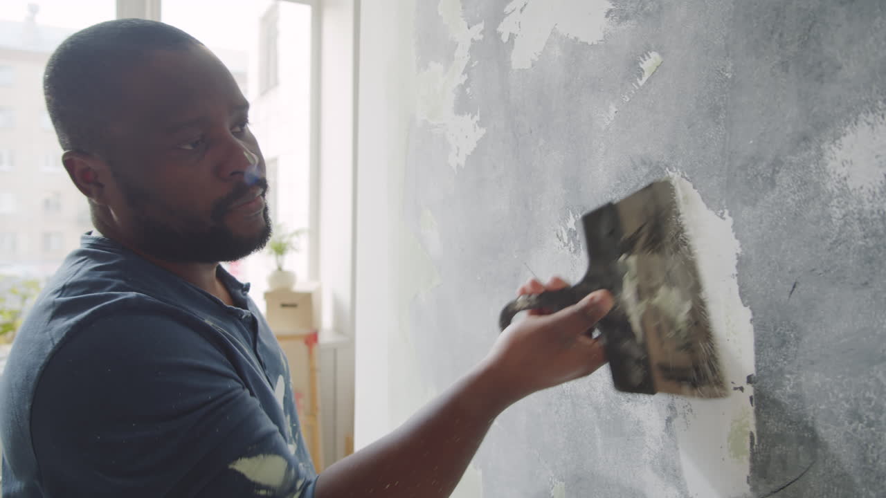 hombre reparando el muro