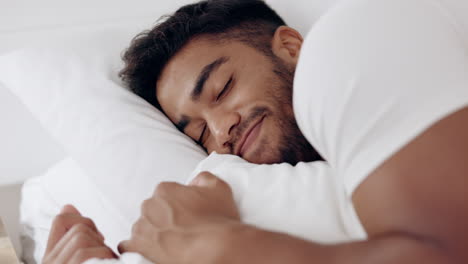 Face-of-happy-man-sleeping-in-bed