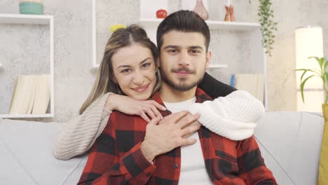 Retrato-De-Una-Feliz-Pareja-De-Recién-Casados-En-Su-Casa.