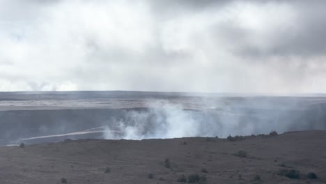 el humo que sale del volcán de hawai en la isla grande