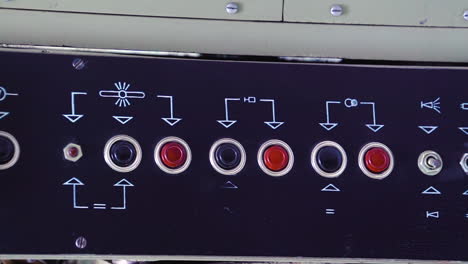 panel de control con pantalla y botones en una vieja máquina de cine