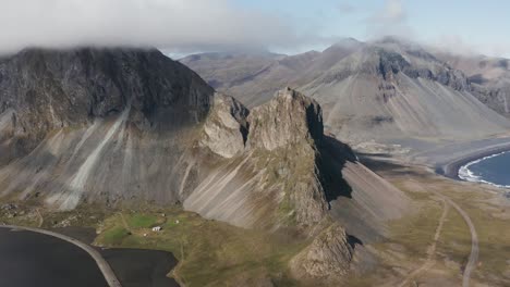 Ikonische-Isländische-Landschaft-Auf-Der-Halbinsel-Hvalnes-Mit-Dem-Berg-Krossanesfjall