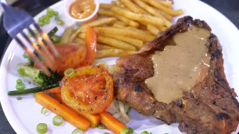 cena de bistec con patatas fritas y verduras