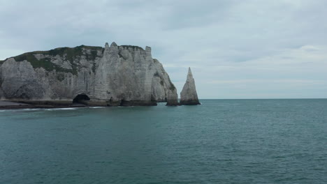 Langsames-Kreisen-Um-Die-Klippenbögen-Von-Etretat-An-Bewölkten-Tagen