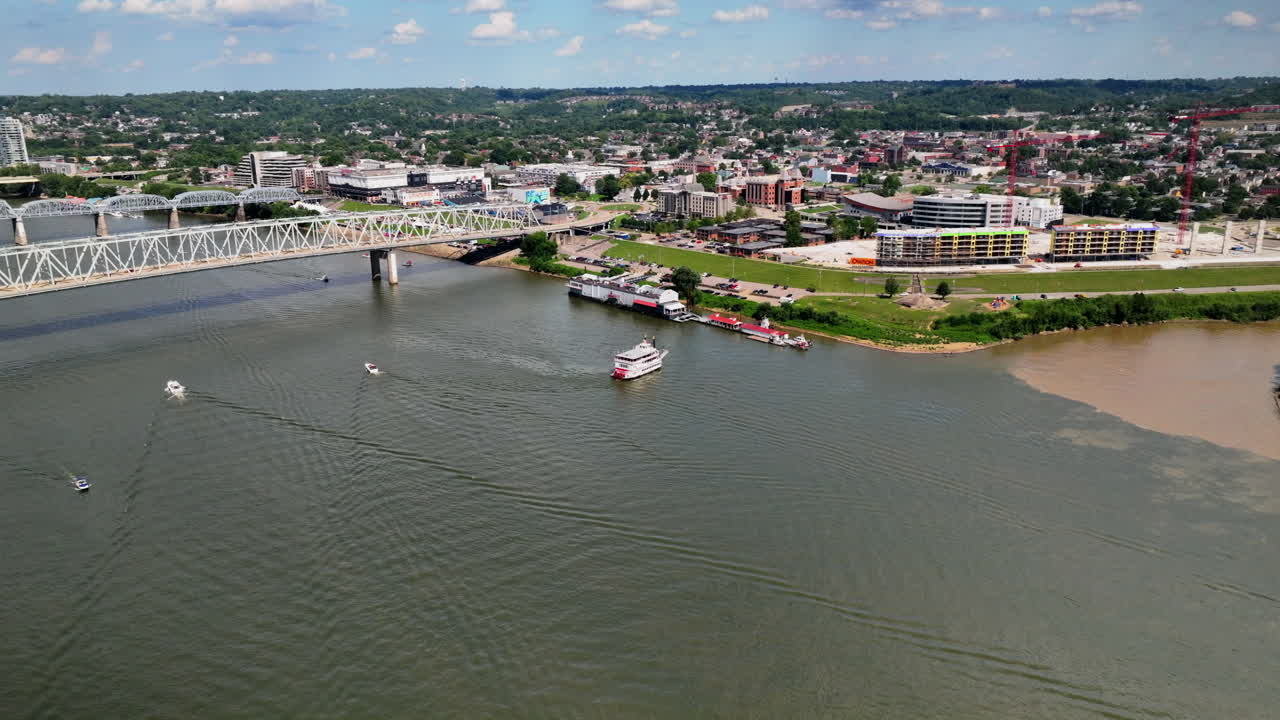 Veduta aerea di un battello fluviale sul fiume Ohio