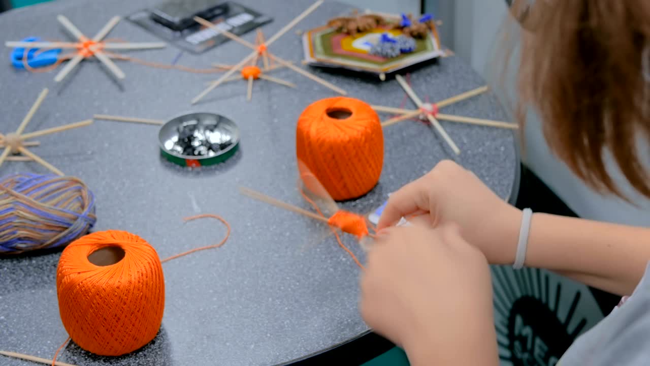 십대 손이 손으로 만든 만달라를 만드는 것