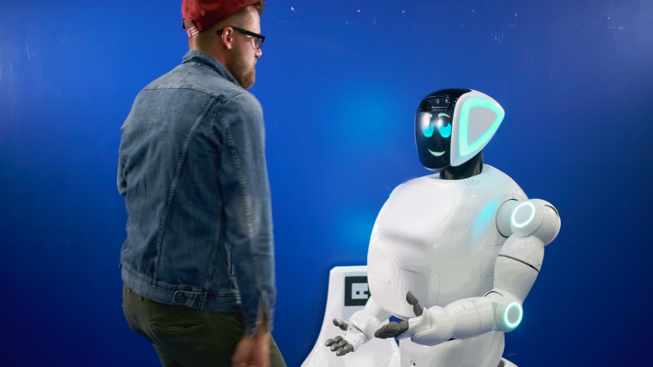 hombre interactuando con un robot