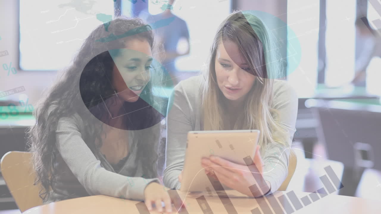 adolescentes leyendo en una tableta