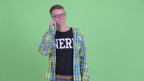 retrato de un hombre nerd con gafas