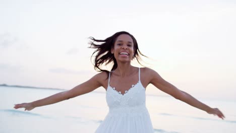 retrato de una feliz chica afroamericana en la playa