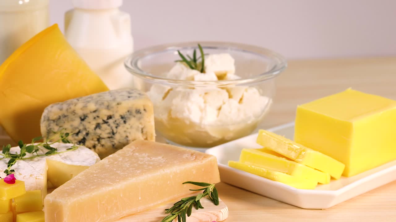 varios productos lácteos dispuestos en una mesa