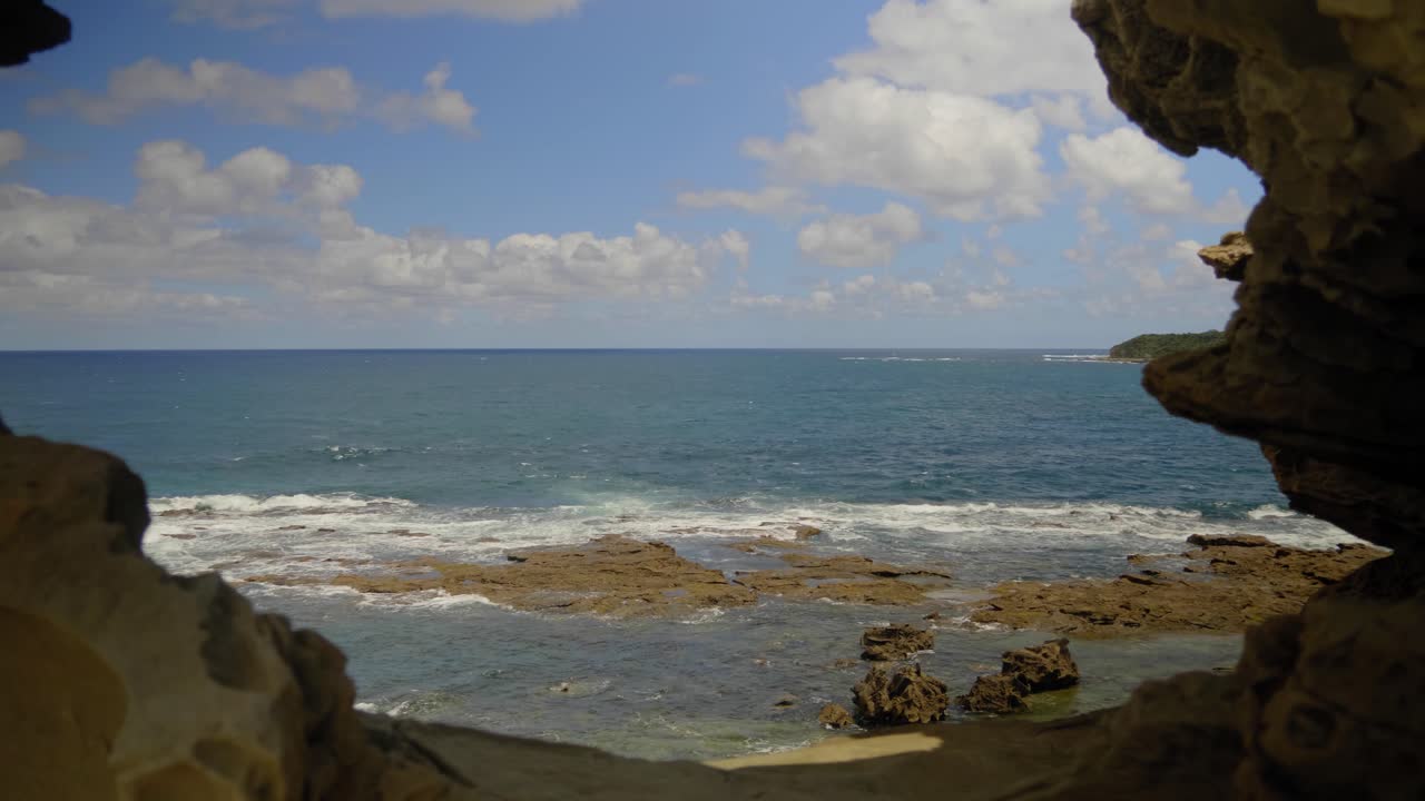 mirando a través de un hueco en las formaciones rocosas de las águilas anidan hacia el océano en la costa de bass