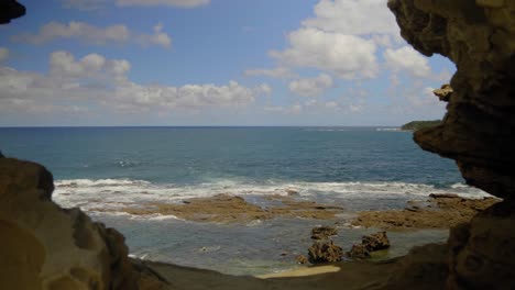 mirando a través de un hueco en las formaciones rocosas de las águilas anidan hacia el océano en la costa de bass