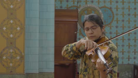 Violinista-Tocando-Violín-Durante-Una-Actuación-En-Vivo-En-La-Iglesia-Medalla-Milagrosa-En-Ecuador