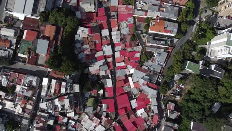 Toma-Aérea-De-Arriba-Hacia-Abajo-Sobrevolando-El-Barrio-De-Chapellín,-Caracas,-Venezuela,-Sudamérica