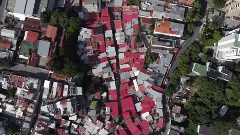 toma aérea de arriba hacia abajo sobrevolando el barrio de chapellín, caracas, venezuela, sudamérica