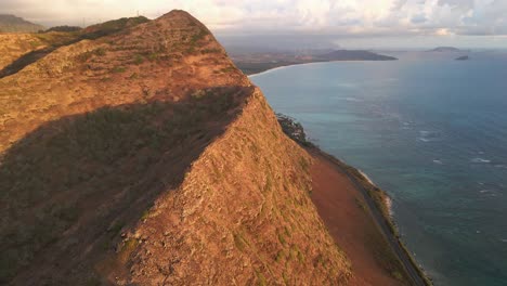 Vista-Lenta-Y-Constante-De-Las-Montañas-Koolau-A-Lo-Largo-De-La-Línea-De-La-Cresta