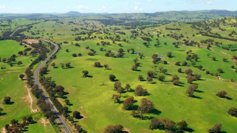 Carretera-En-El-Campo-Con-Paisaje-Verde-En-Primavera-En-El-Interior-De-Australia