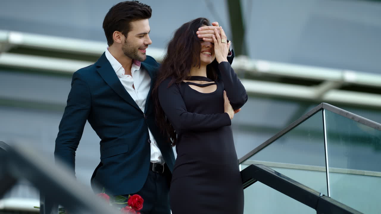 길거리에서 남자친구를 기다리는 클로즈업 여성.  ⁇ 이 밖에서  ⁇ 안고 있다