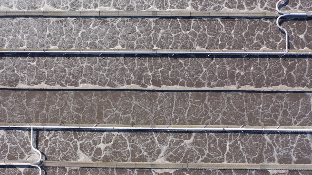 현대적인 폐수 공장에서의 물 처리 크, 강으로 배수하기 전에 청소 및 필터링