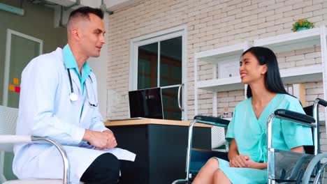 médico en uniforme profesional examinando al paciente en el hospital