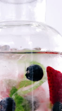 frutas en conserva en botella