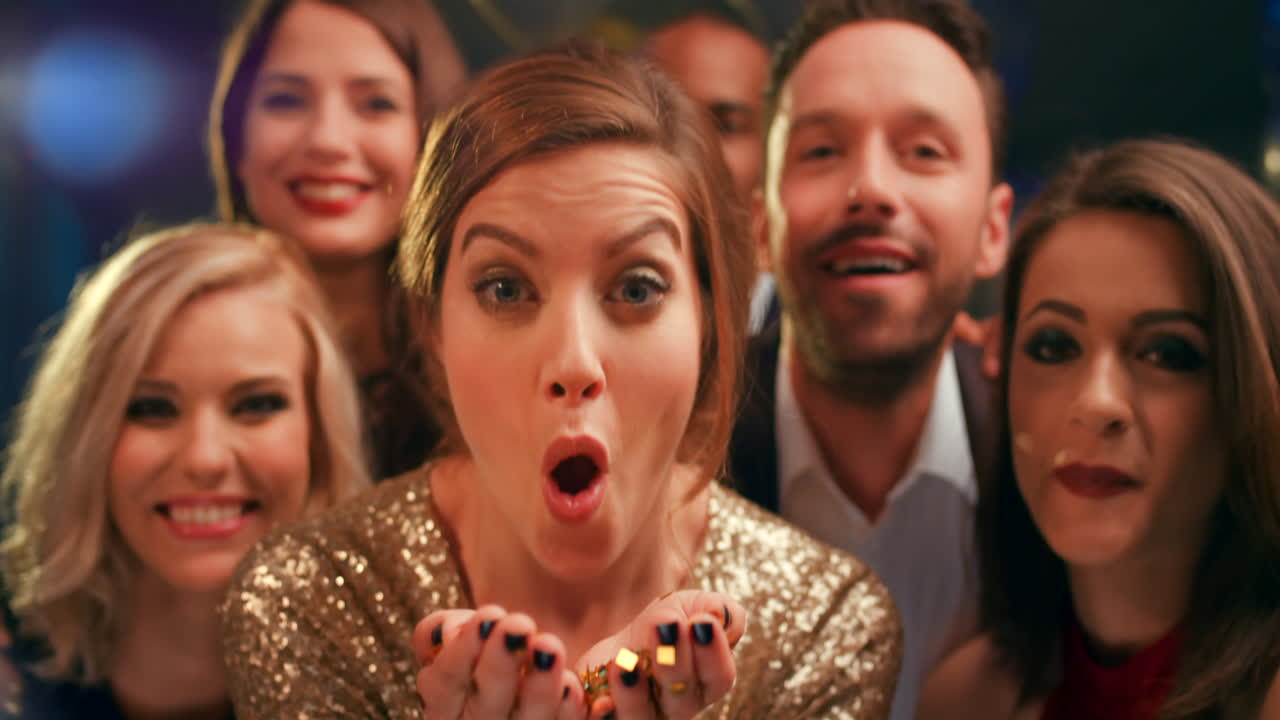 친구 들 이 콘페티 를 가지고 축하 하고 있다