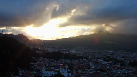 Luftkino-Drohnenaufnahme-Des-Sonnenuntergangs-In-San-Cristobal-De-Las-Casas,-Chiapas