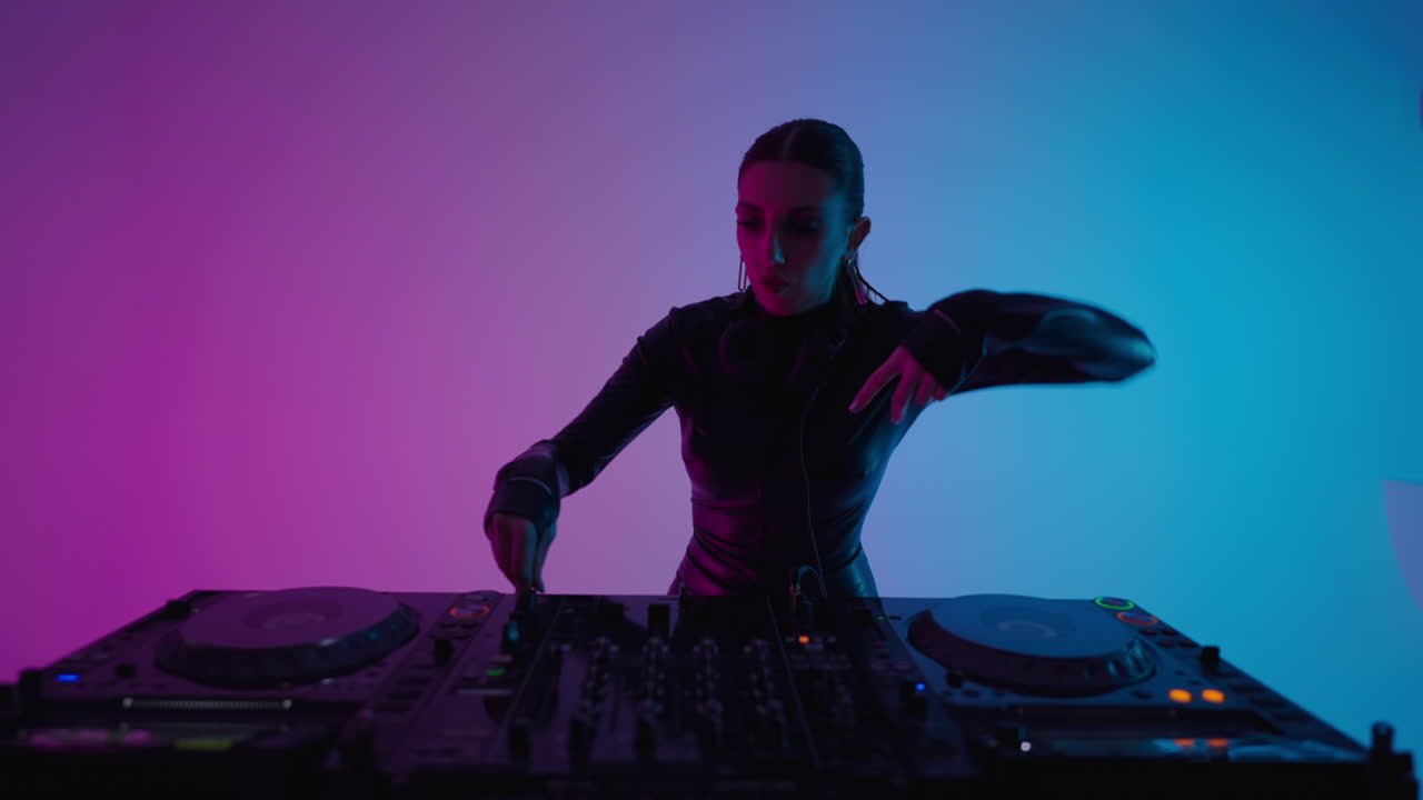 dj femenina mezclando música en un estudio con luces rosas y azules