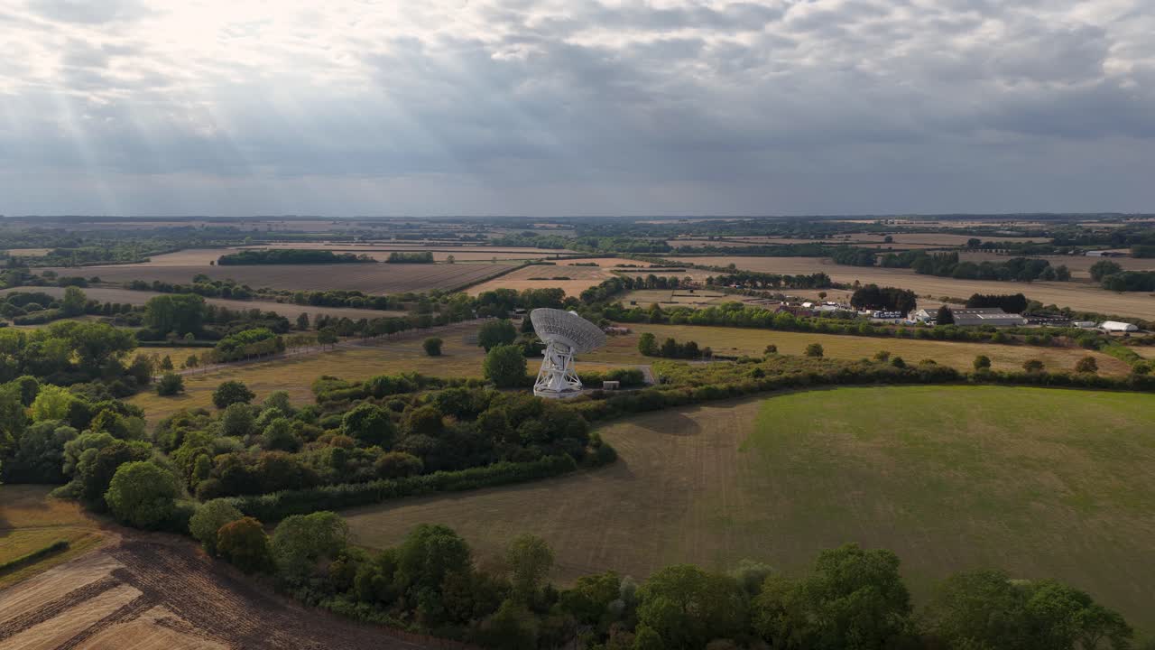 Vista panoramica del telescopio One-Mile presso MRAO in mezzo a un vasto paesaggio rurale