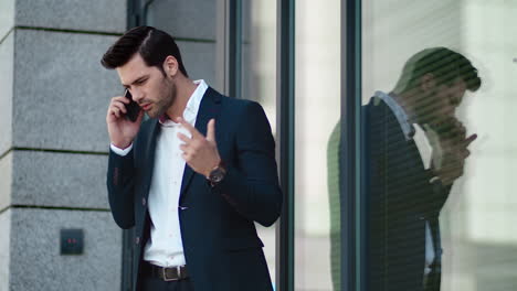 Hombre-De-Primer-Plano-Discutiendo-Negocios-En-La-Calle.-Hombre-De-Negocios-Hablando-Con-Traje-Elegante