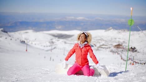 Snowboarder-wearing-white-gloves-on-her-knees