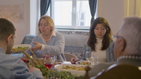 집에서 함께 저녁 식사를 즐기는 행복한 가족