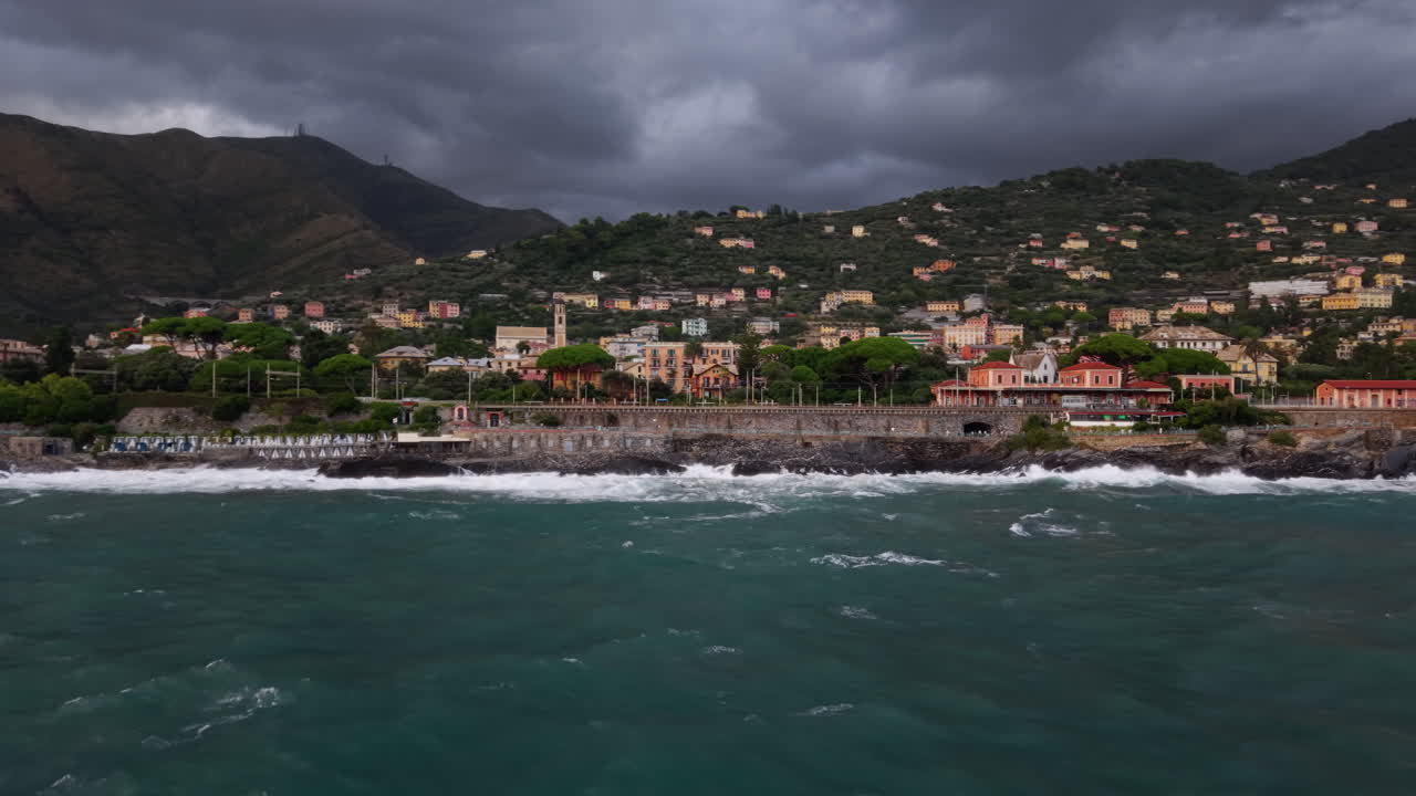 Ripresa aerea con drone di onde del Mediterraneo che si infrangono sulla costa rocciosa a Genova, Italia