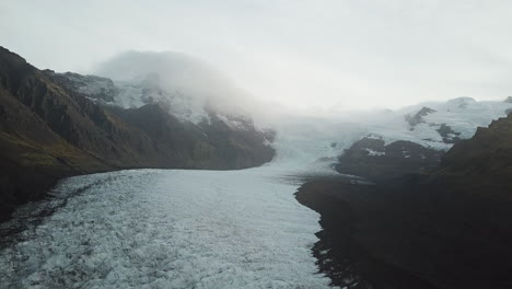Niebla-Matutina-Sobre-La-Antena-Del-Glaciar-Islandés