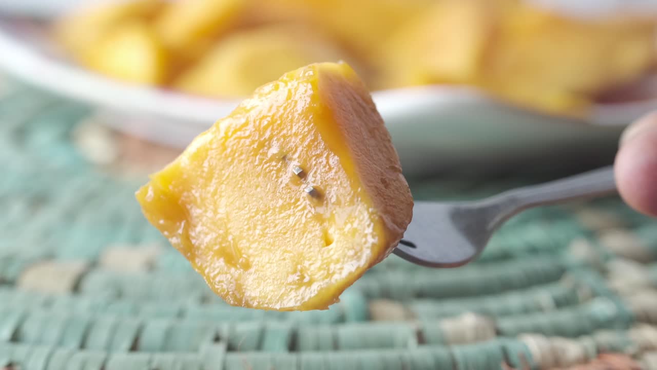 mango confitado en el tenedor